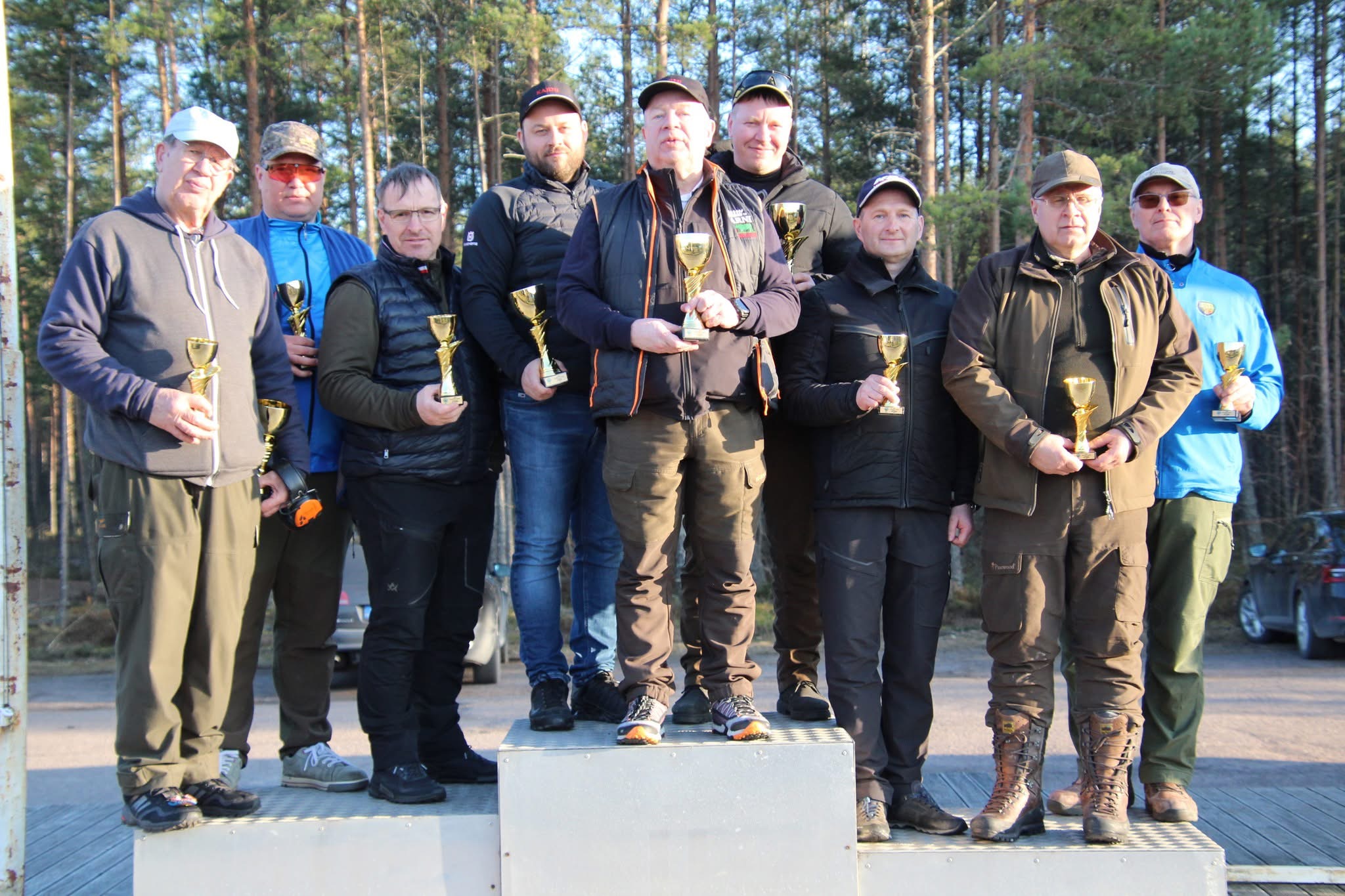 Põneva võistlusalani viisid Tauno Tamme (esikohapoodiumil vasakul) iga-aastased jahimeeste kokkutulekud, kus võisteldakse mitmel alal. Fotod: ERAKOGU